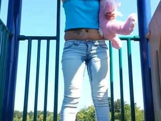 Pinkeln in meine hellblauen Hosen auf dem öffentlichen Spielplatz