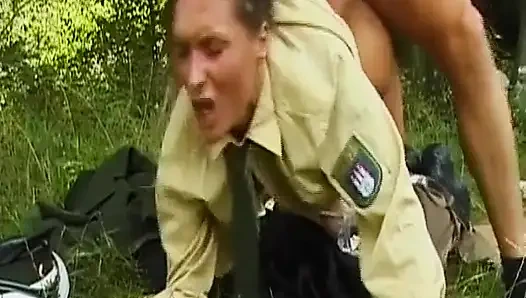 Tante seksi jerman dengan toket besar dientot habis-habisan sama kontol besar di luar ruangan