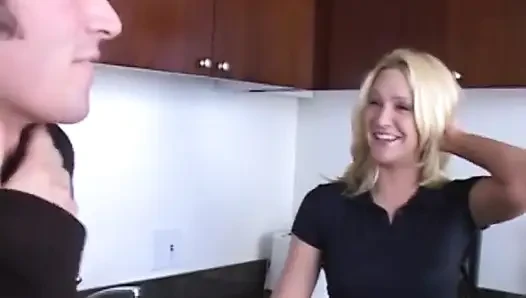 Alexis malone ngentot di dapur dengan toket kecilnya