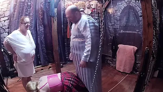Teil 2:- Domina satan und Lanista tragen halsband für ihre versaute hure und geben ihnen einen guten gürtel