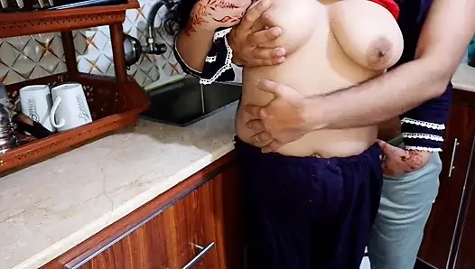 Suami India berhubungan seks dengan istrinya di dapur