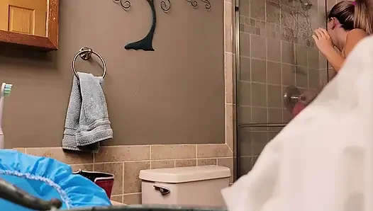 Tertangkap! Abang tiri ngintai abang tirinya lagi masturbasi di kamar mandi dan mergokin adik tirinya lagi asik masturbasi