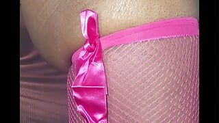 Recht travestiet in roze visnetkousen