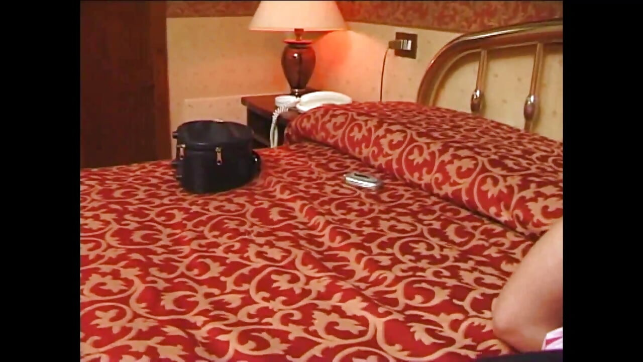 Горячая соло мастурбация в любительском видео