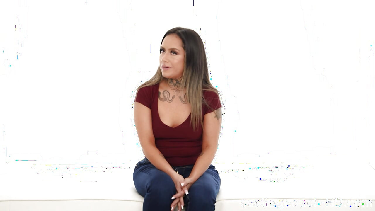 Memek cewek semok latina ini hampir nggak muat di kontol ini, tapi pantatnya bisa muat!