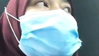 Muslimische Indonesierin schockiert, Schwanz zu sehen