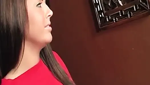 Brünette brünette MILF lutscht pulsierenden schwanz durch gloryhole