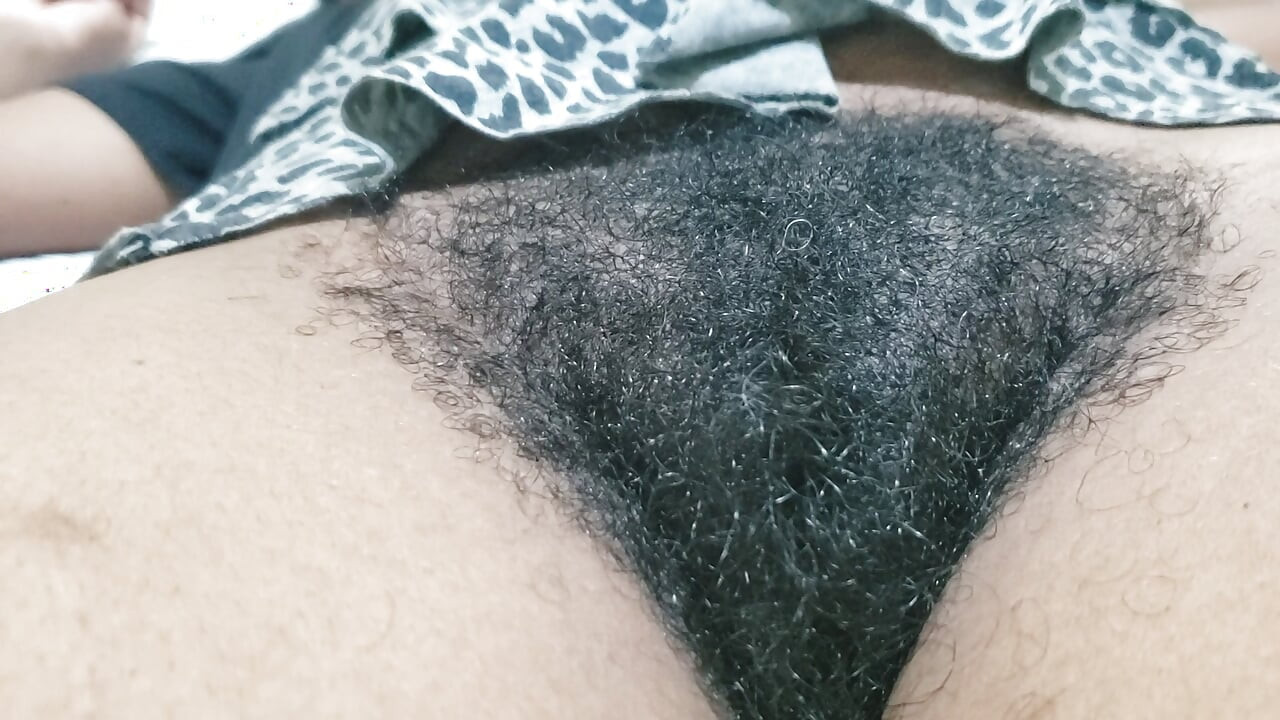Schöne reife frau mit behaarter muschi und sexy selbstvertrauen
