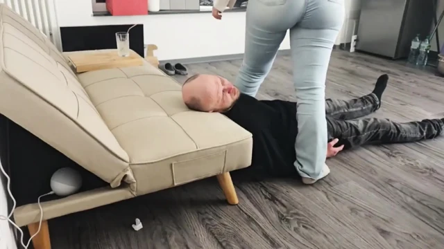 Big Jeans Booty Facesitting - No Escape