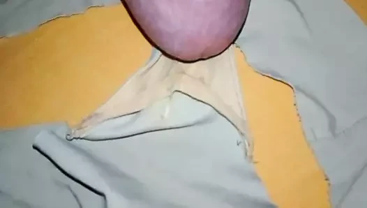 mi vecino lefando las bragas de mi mujer