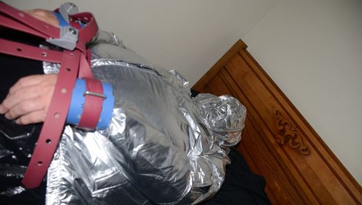 Jun 14 2022 - Il ragazzo di gomma viene legato e respirato in nylon argento