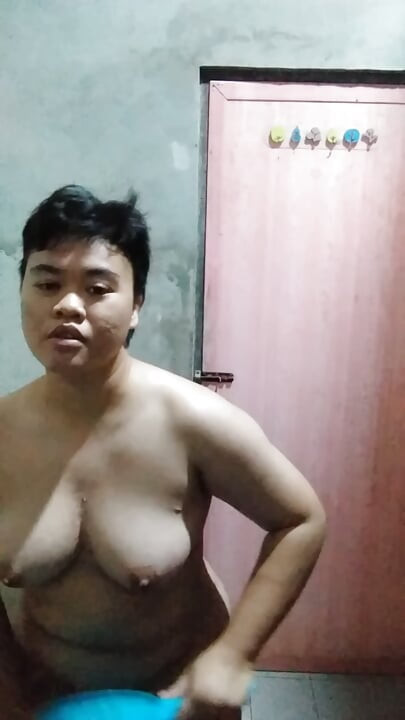 亞洲少女在深夜洗澡，但這讓她更加饑渴