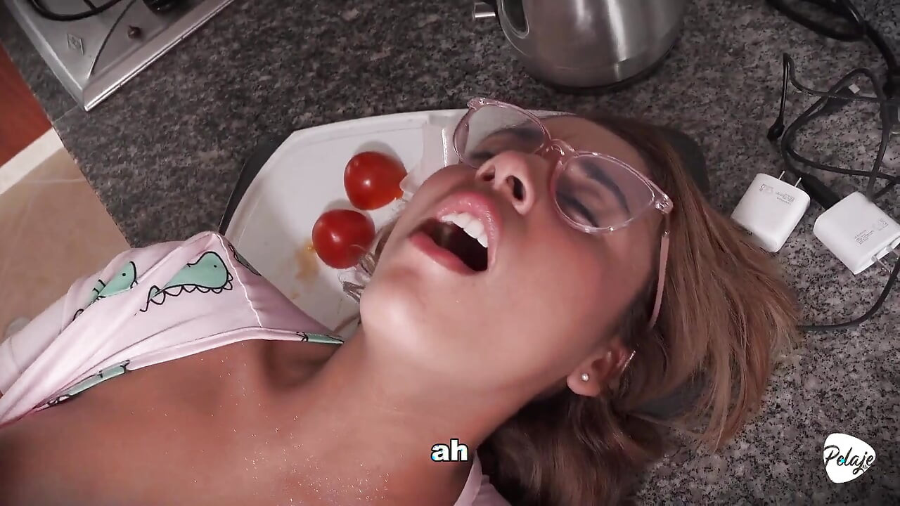 女仆乱搞蔬菜. 她在厨房射精.