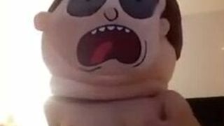 Maska Morty'ego i mały opalony dildo