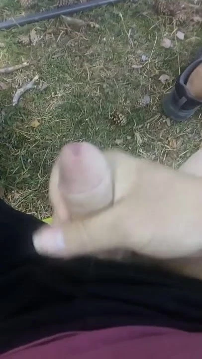 Handjob in the forest - paja en el campo