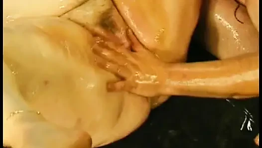 Eine geölte behaarte bBW fickt mit ihrem ficker