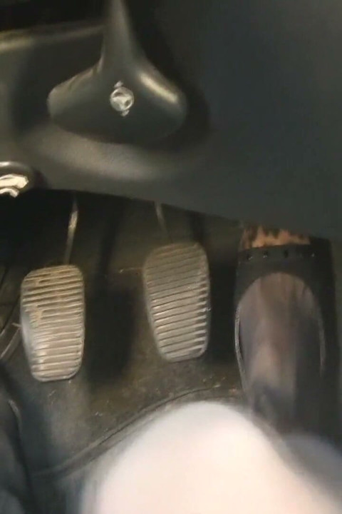 Pedal memompa di flat hitam dengan atasan macan tutul