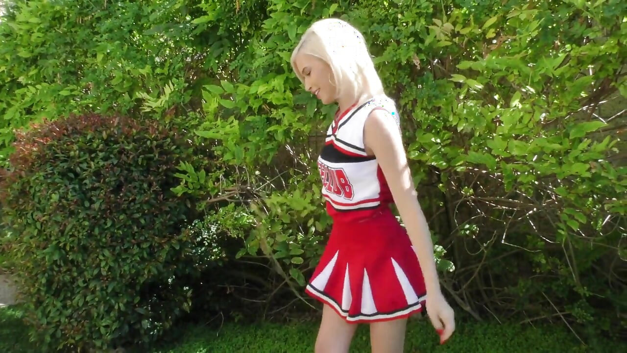 Kiara Cole, pom-pom girl blonde toute menue, adore chaque pouce