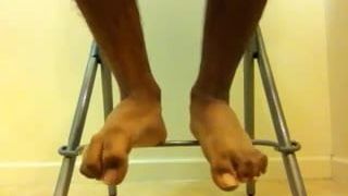 МЖ сжимает пальцы ног