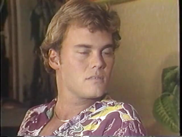 Hot brunette spreads her legs in jacuzzi and gets her pussy licked deep and fast