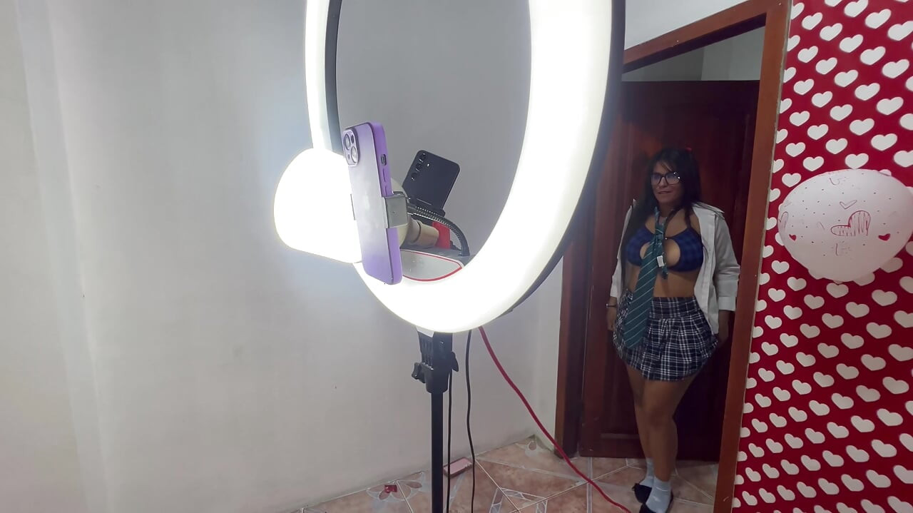 Peituda enteada encontra sua madrasta curvilínea fazendo sexo com seu enteado e se junta, e eles têm um delicioso trio FFM