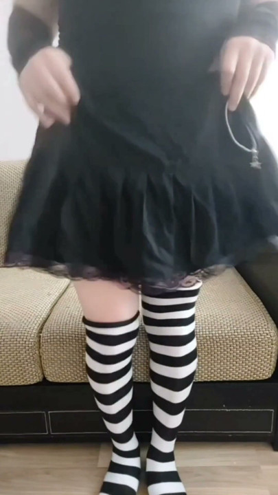 Pembe gömlek siyah mini etek beyaz bacaklar kadın kılıklı travesti büyük götlü kız eşcinsel bayan oğlan lezbiyen | Klip 3