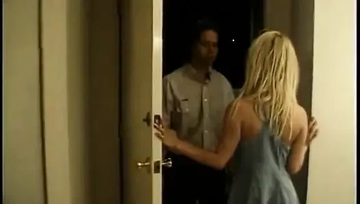 Блондинка мастурбирует игрушкой, затем трахают в задницу на кровати