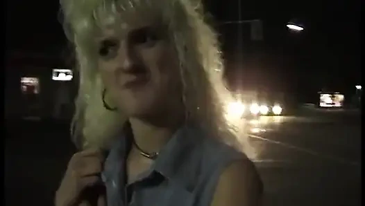 Немецкая милфа-блондинка в соло-действии