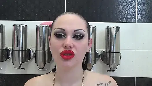 Freche haare benetzen, waschen und bürsten mit sexy make-up-WICHsanleitung