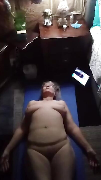 性感的胖美女做一些裸体瑜伽然后撸管！