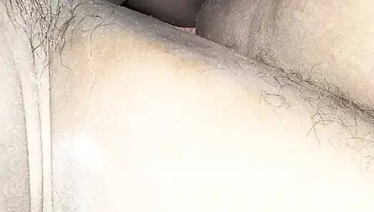 Pooja aus Bihar fickt gerne mit einem großen schwarzen Schwanz und nimmt die Kehle tief