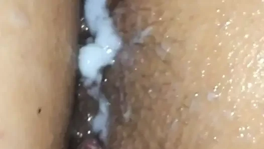 Fingering memek istriku sampai dia muncrat