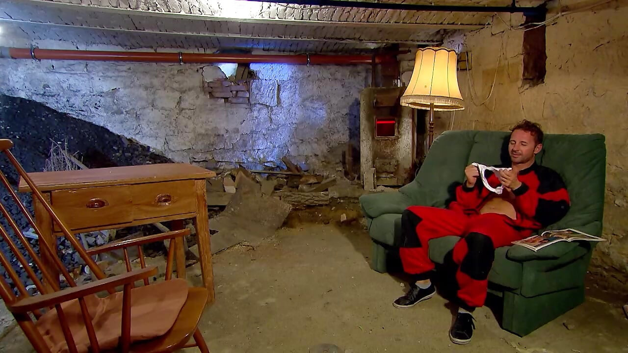 A fada de Natal com peitos enormes recebe uma foda anal no porão