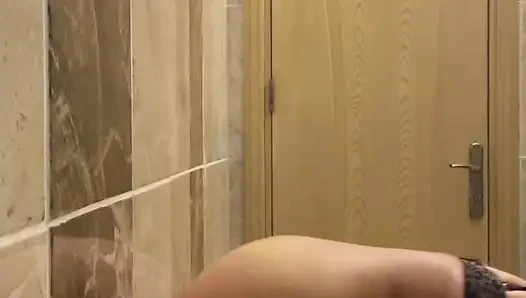 Banu muncrat di kamar mandi
