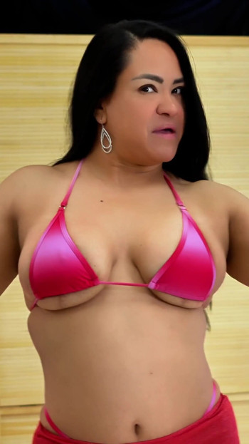 Nezaboravan trenutak iz "Latina MILF Probavanje Bikinija s Velikim Sisama