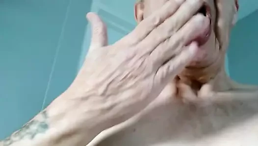 我玩弄我的乳头，请有人玩弄它们