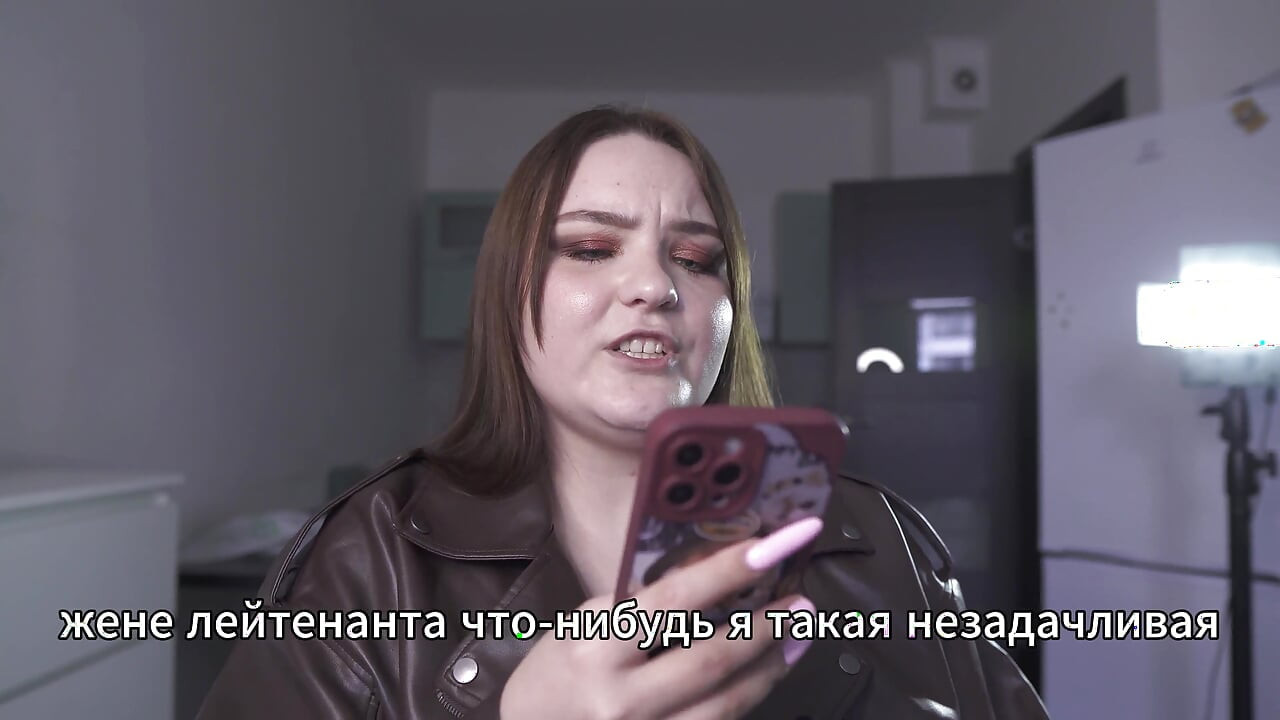 História pornô - A esposa do tenente deitou-se alegremente sob o Chefe (russo, boquete, sexo duro, corno)