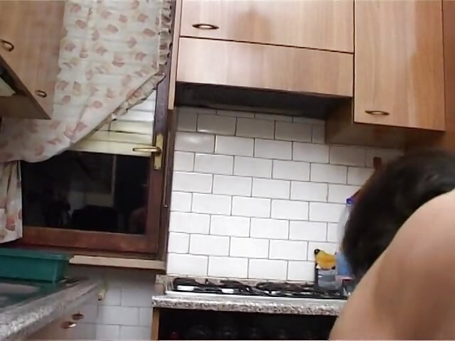 Kıllı nine yarağının ve salatalık sikişinin tadını çıkarıyor ve yaşlı sikicisini sikiyor