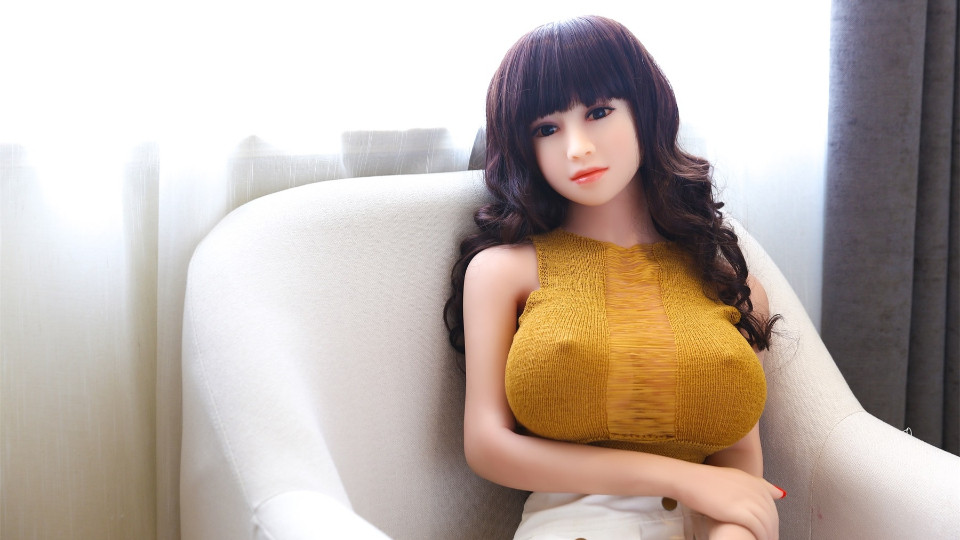 แฟนตาซีสุดฮอต, ตุ๊กตาเย็ดผมสีน้ําตาลแดงนมใหญ่ – รุ่นแม่น่าเย็ด
