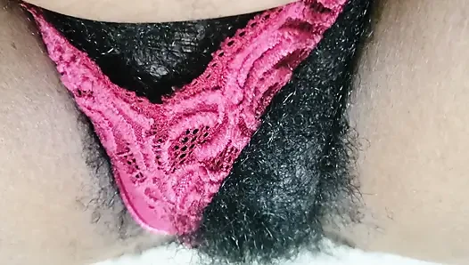 Wunderschöne reife MILF mit haariger Fotze, die ihren Slip zur Seite schiebt