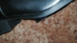 Grote cumshot voor platte otk zwarte laarzen