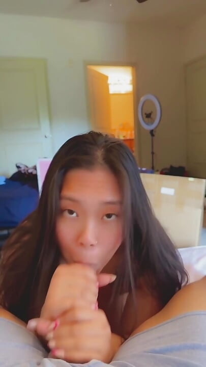 Опускається на коліна, роблячи мінет, як хороша азіатська повія, величезний камшот у рот