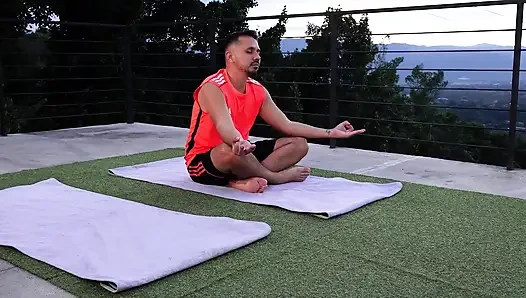 Schmutziger Yogalehrer fickt Schüler - Tommy Miller