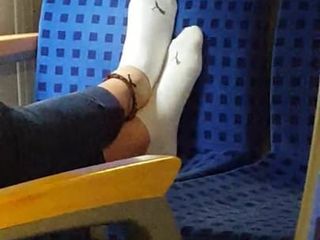 電車の中で白い靴下1