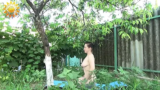 Yoga bugil di bawah pohon