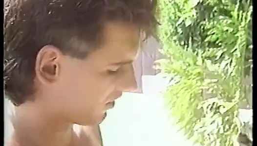 Was ist besser als ein heißer bisexueller dreier an einem sonnigen tag am pool?