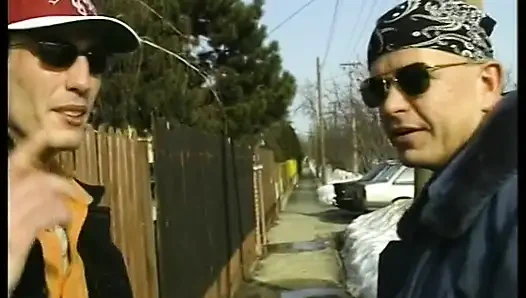 Remaja amatir datang ke rumahnya untuk minum kopi