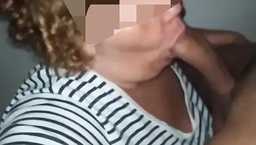 Замужняя женщина наслаждается большим хуем, пока он не не сможет больше принять его и не кончает