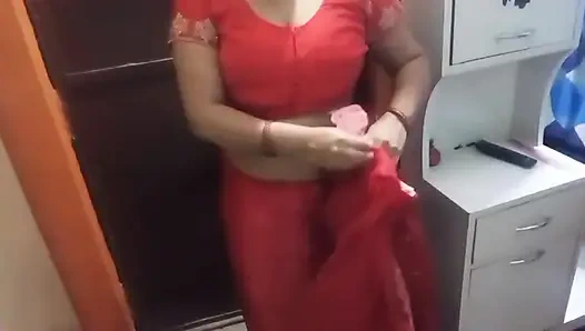 Обнаженная бхабхи занимается фингарингом.