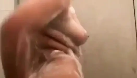 Принимая ванну с фигуристым манекеном с большой.